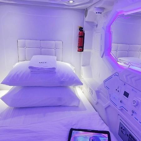 Met A Space Pod @Phrom Phong Bangkok Bagian luar foto