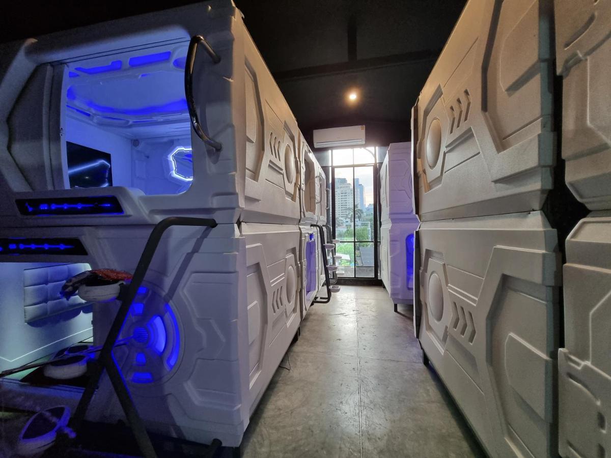 Met A Space Pod @Phrom Phong Bangkok Bagian luar foto