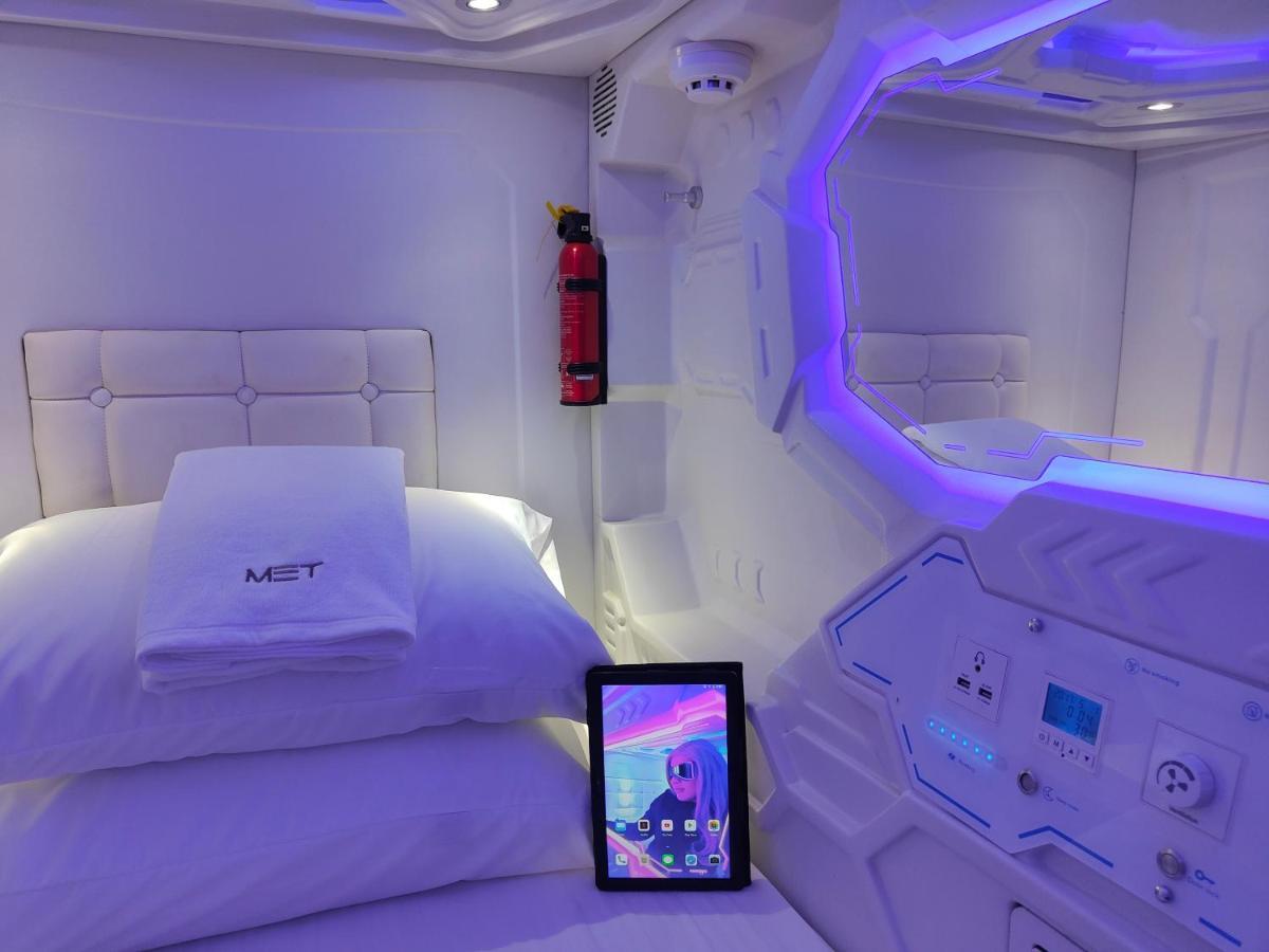 Met A Space Pod @Phrom Phong Bangkok Bagian luar foto