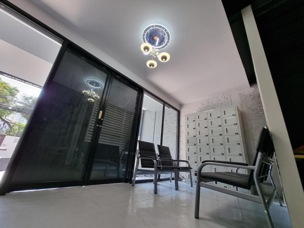 Met A Space Pod @Phrom Phong Bangkok Bagian luar foto
