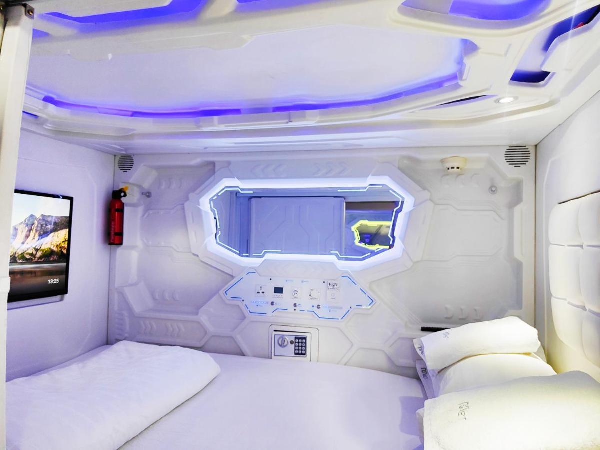 Met A Space Pod @Phrom Phong Bangkok Bagian luar foto